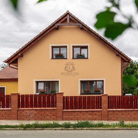 Knizeci Dum - Ubytovani V Lednici เลดนิตเซ ภายนอก รูปภาพ